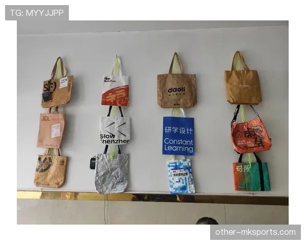 山口茜机场背破帆布袋，随行箱却像品牌展厅，我笑出声了